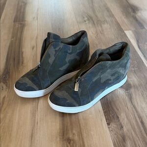 Blondo Camo Waterproof Wedge Sneaker Booties Size 7
